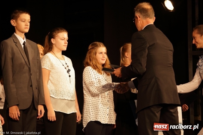 Zdjęcie w galerii na portalu naszraciborz.pl: Najlepsi uczniowie odebrali miejskie stypendia wiadomości z regionu
