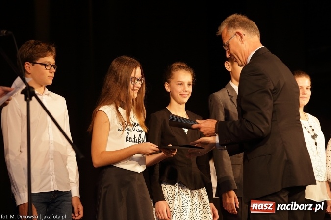 Zdjęcie w galerii na portalu naszraciborz.pl: Najlepsi uczniowie odebrali miejskie stypendia wiadomości z regionu
