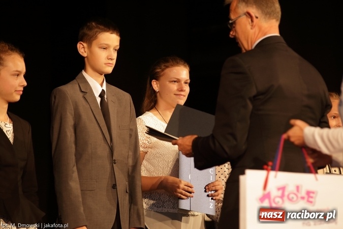 Zdjęcie w galerii na portalu naszraciborz.pl: Najlepsi uczniowie odebrali miejskie stypendia wiadomości z regionu