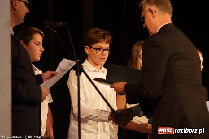 Zdjęcie w galerii na portalu naszraciborz.pl: Najlepsi uczniowie odebrali miejskie stypendia wiadomości z regionu