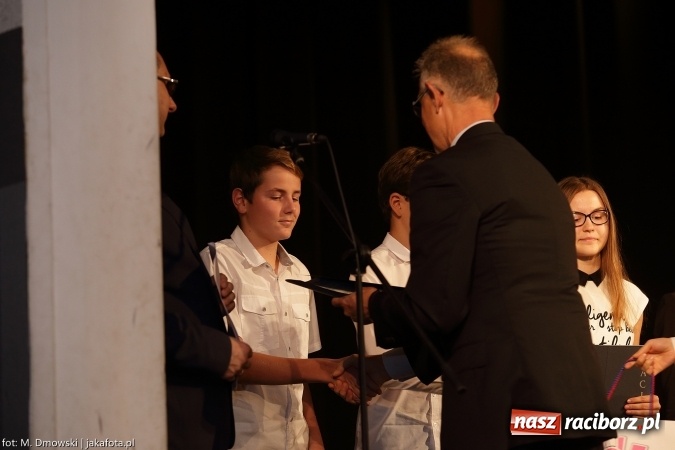 Zdjęcie w galerii na portalu naszraciborz.pl: Najlepsi uczniowie odebrali miejskie stypendia wiadomości z regionu