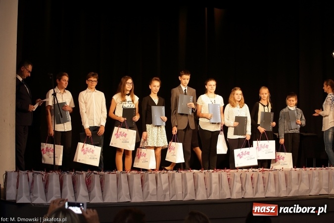 Zdjęcie w galerii na portalu naszraciborz.pl: Najlepsi uczniowie odebrali miejskie stypendia wiadomości z regionu