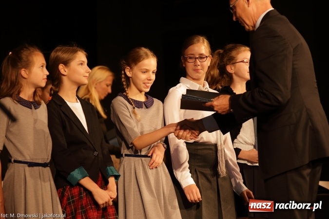 Zdjęcie w galerii na portalu naszraciborz.pl: Najlepsi uczniowie odebrali miejskie stypendia wiadomości z regionu