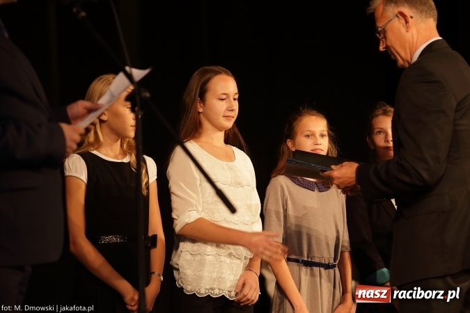 Zdjęcie w galerii na portalu naszraciborz.pl: Najlepsi uczniowie odebrali miejskie stypendia wiadomości z regionu