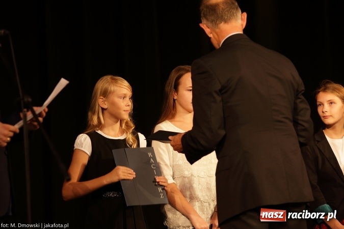 Zdjęcie w galerii na portalu naszraciborz.pl: Najlepsi uczniowie odebrali miejskie stypendia wiadomości z regionu