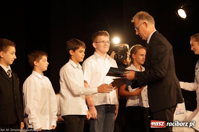 Zdjęcie w galerii na portalu naszraciborz.pl: Najlepsi uczniowie odebrali miejskie stypendia wiadomości z regionu