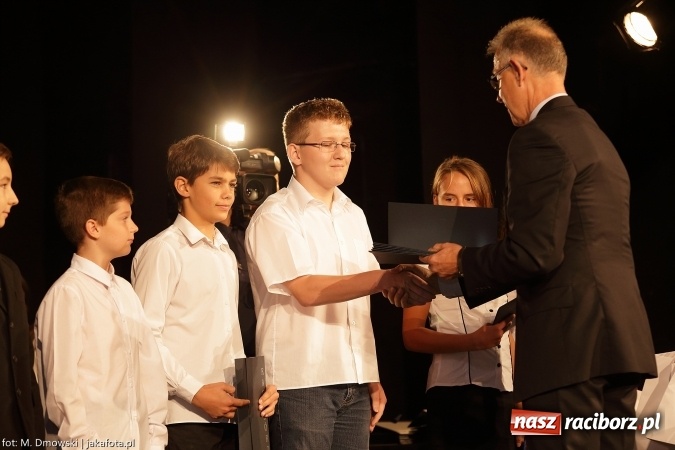 Zdjęcie w galerii na portalu naszraciborz.pl: Najlepsi uczniowie odebrali miejskie stypendia wiadomości z regionu