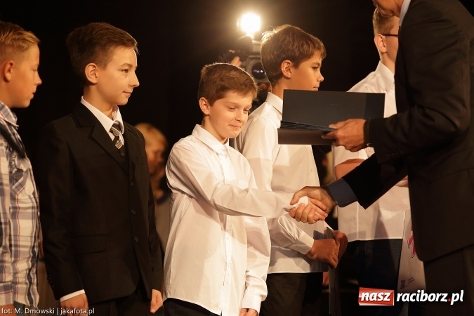 Zdjęcie w galerii na portalu naszraciborz.pl: Najlepsi uczniowie odebrali miejskie stypendia wiadomości z regionu