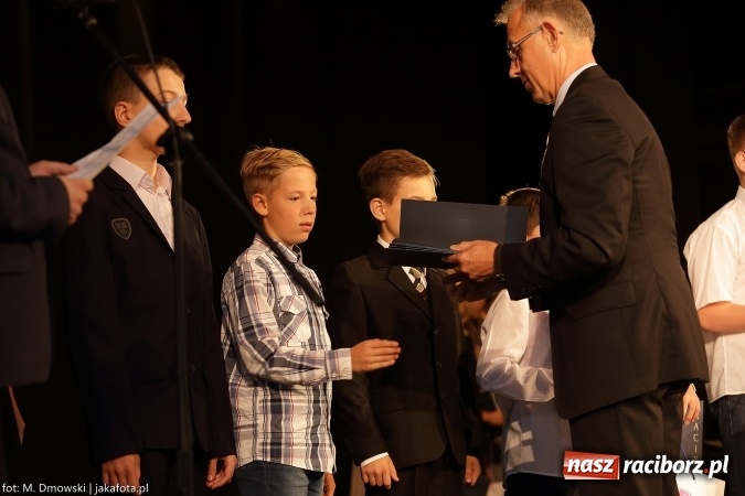 Zdjęcie w galerii na portalu naszraciborz.pl: Najlepsi uczniowie odebrali miejskie stypendia wiadomości z regionu