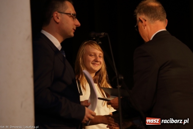 Zdjęcie w galerii na portalu naszraciborz.pl: Najlepsi uczniowie odebrali miejskie stypendia wiadomości z regionu