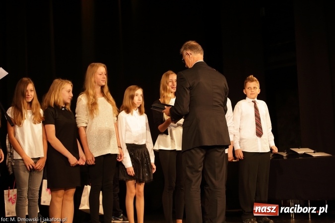 Zdjęcie w galerii na portalu naszraciborz.pl: Najlepsi uczniowie odebrali miejskie stypendia wiadomości z regionu