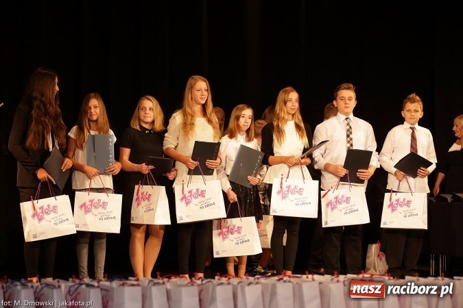 Zdjęcie w galerii na portalu naszraciborz.pl: Najlepsi uczniowie odebrali miejskie stypendia wiadomości z regionu