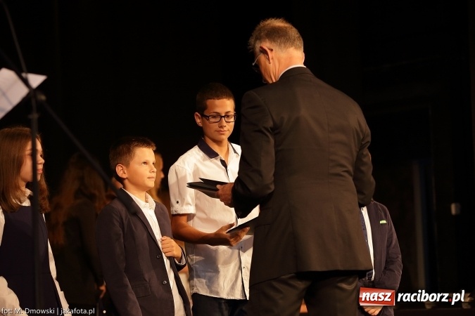 Zdjęcie w galerii na portalu naszraciborz.pl: Najlepsi uczniowie odebrali miejskie stypendia wiadomości z regionu
