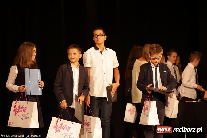Zdjęcie w galerii na portalu naszraciborz.pl: Najlepsi uczniowie odebrali miejskie stypendia wiadomości z regionu