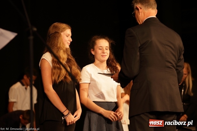 Zdjęcie w galerii na portalu naszraciborz.pl: Najlepsi uczniowie odebrali miejskie stypendia wiadomości z regionu