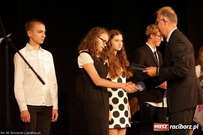 Zdjęcie w galerii na portalu naszraciborz.pl: Najlepsi uczniowie odebrali miejskie stypendia wiadomości z regionu