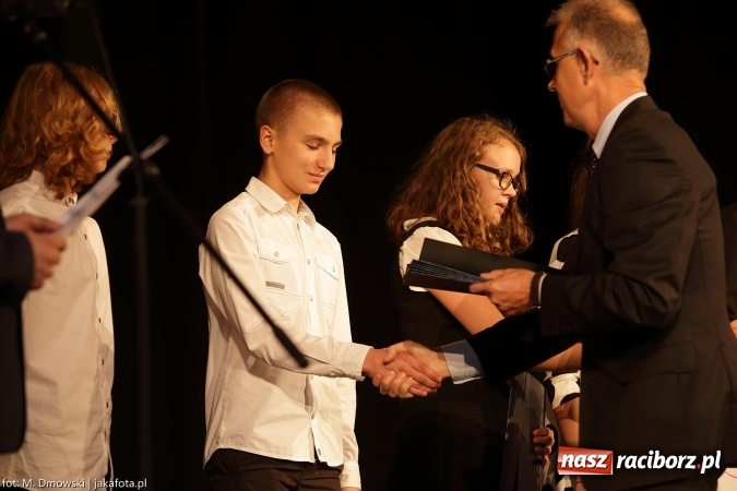 Zdjęcie w galerii na portalu naszraciborz.pl: Najlepsi uczniowie odebrali miejskie stypendia wiadomości z regionu