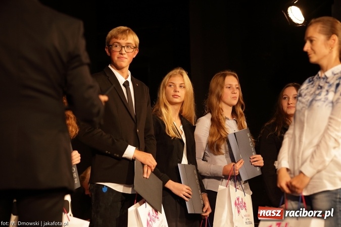 Zdjęcie w galerii na portalu naszraciborz.pl: Najlepsi uczniowie odebrali miejskie stypendia wiadomości z regionu