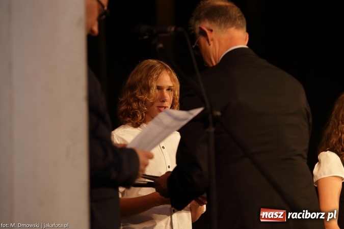 Zdjęcie w galerii na portalu naszraciborz.pl: Najlepsi uczniowie odebrali miejskie stypendia wiadomości z regionu