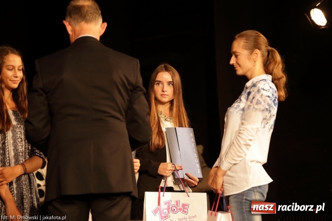 Zdjęcie w galerii na portalu naszraciborz.pl: Najlepsi uczniowie odebrali miejskie stypendia wiadomości z regionu