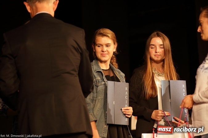 Zdjęcie w galerii na portalu naszraciborz.pl: Najlepsi uczniowie odebrali miejskie stypendia wiadomości z regionu