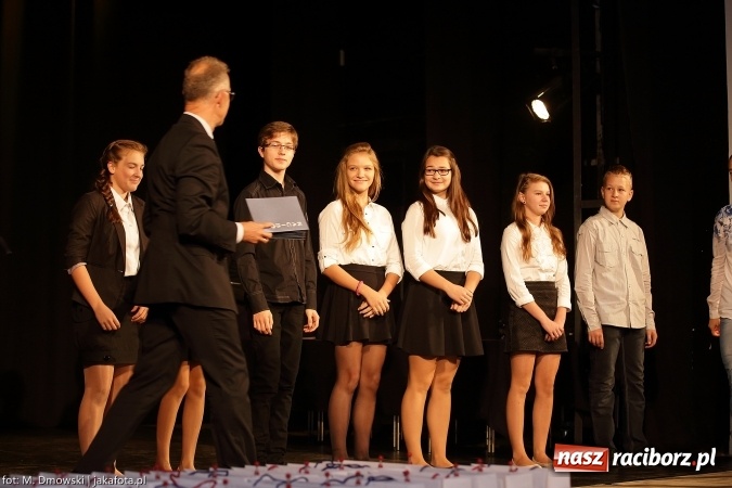 Zdjęcie w galerii na portalu naszraciborz.pl: Najlepsi uczniowie odebrali miejskie stypendia wiadomości z regionu