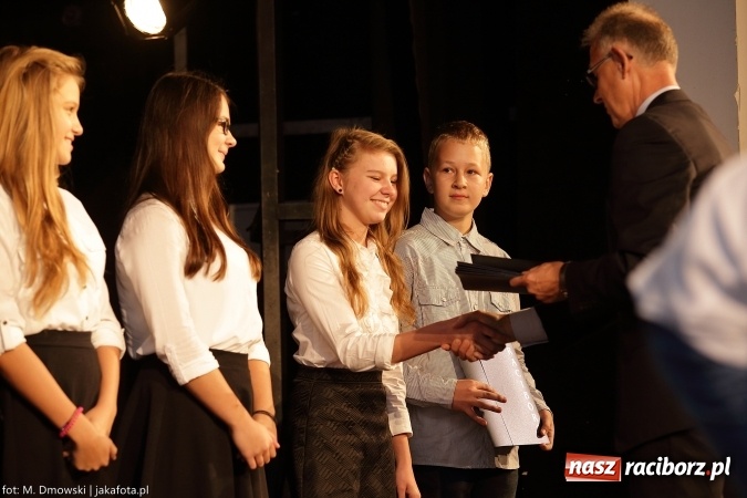 Zdjęcie w galerii na portalu naszraciborz.pl: Najlepsi uczniowie odebrali miejskie stypendia wiadomości z regionu