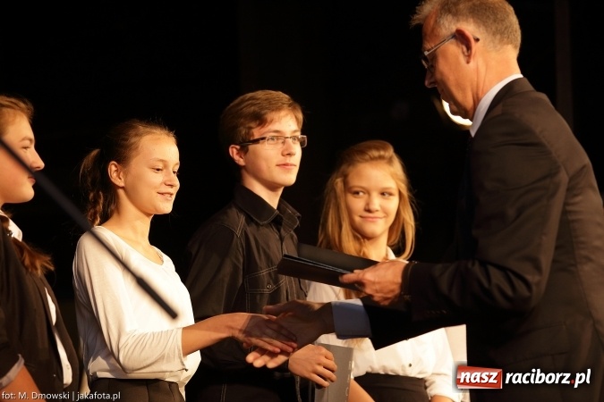 Zdjęcie w galerii na portalu naszraciborz.pl: Najlepsi uczniowie odebrali miejskie stypendia wiadomości z regionu