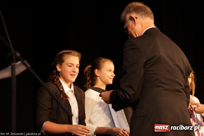 Zdjęcie w galerii na portalu naszraciborz.pl: Najlepsi uczniowie odebrali miejskie stypendia wiadomości z regionu