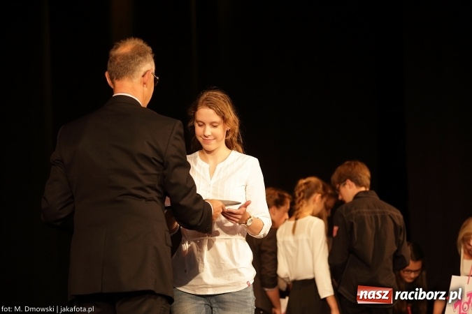 Zdjęcie w galerii na portalu naszraciborz.pl: Najlepsi uczniowie odebrali miejskie stypendia wiadomości z regionu