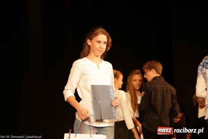 Zdjęcie w galerii na portalu naszraciborz.pl: Najlepsi uczniowie odebrali miejskie stypendia wiadomości z regionu