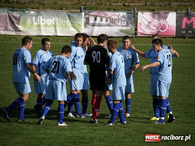 Zdjęcie w galerii na portalu naszraciborz.pl: W meczu siódmej kolejki - siedem goli na Srebrnej wiadomości z regionu