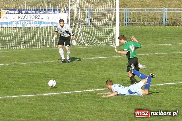 Zdjęcie w galerii na portalu naszraciborz.pl: W meczu siódmej kolejki - siedem goli na Srebrnej wiadomości z regionu