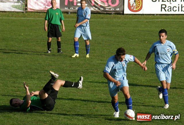 Zdjęcie w galerii na portalu naszraciborz.pl: W meczu siódmej kolejki - siedem goli na Srebrnej wiadomości z regionu