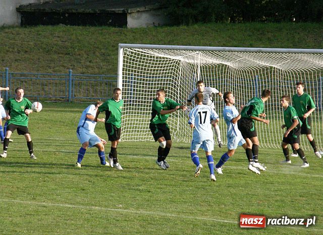 Zdjęcie w galerii na portalu naszraciborz.pl: W meczu siódmej kolejki - siedem goli na Srebrnej wiadomości z regionu
