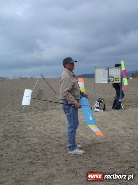 Zdjęcie w galerii na portalu naszraciborz.pl: Trzy zamki - zawody modeli latających F1E wiadomości z regionu