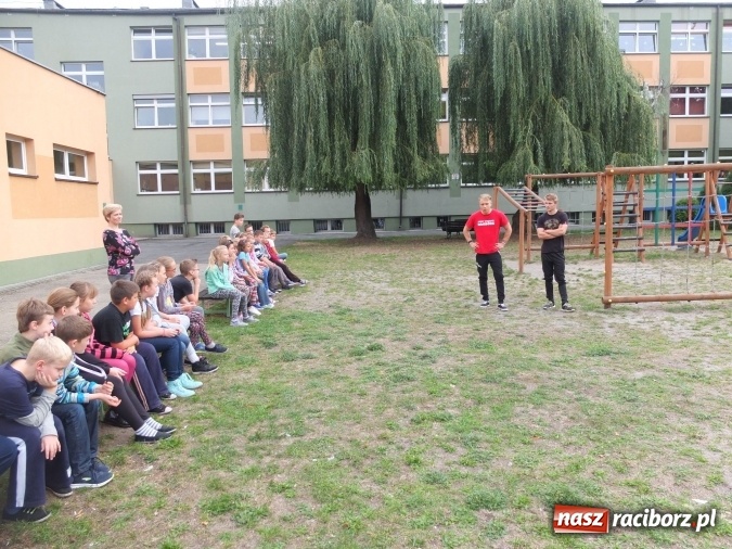 Zdjęcie w galerii na portalu naszraciborz.pl: Młodzież z Kuźni Raciborskiej poznała street workout  wiadomości z regionu