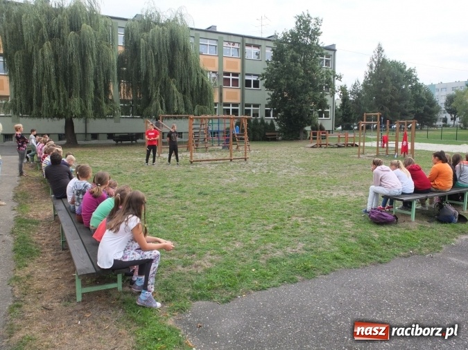 Zdjęcie w galerii na portalu naszraciborz.pl: Młodzież z Kuźni Raciborskiej poznała street workout  wiadomości z regionu