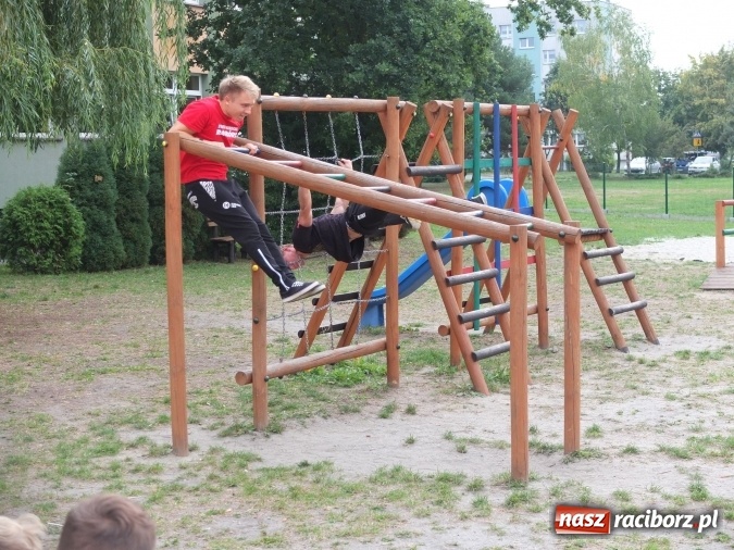 Zdjęcie w galerii na portalu naszraciborz.pl: Młodzież z Kuźni Raciborskiej poznała street workout  wiadomości z regionu