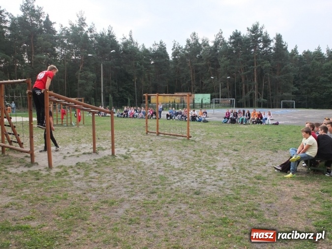Zdjęcie w galerii na portalu naszraciborz.pl: Młodzież z Kuźni Raciborskiej poznała street workout  wiadomości z regionu