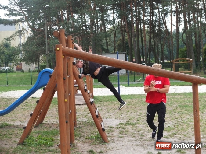 Zdjęcie w galerii na portalu naszraciborz.pl: Młodzież z Kuźni Raciborskiej poznała street workout  wiadomości z regionu