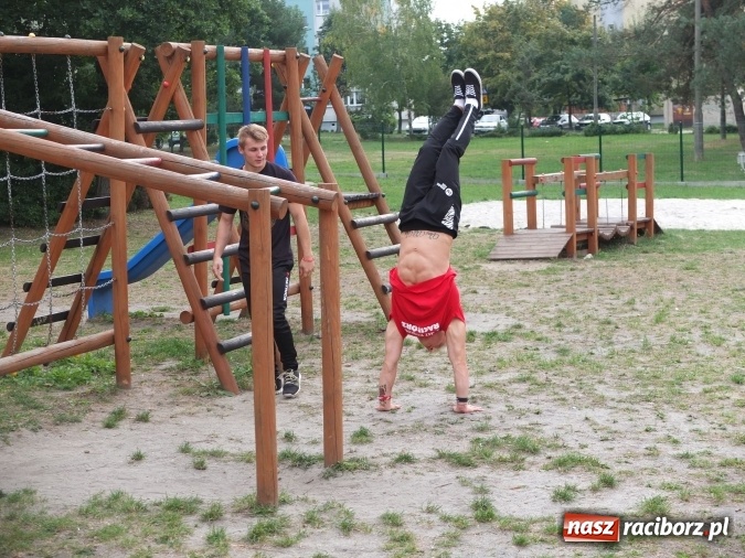 Zdjęcie w galerii na portalu naszraciborz.pl: Młodzież z Kuźni Raciborskiej poznała street workout  wiadomości z regionu