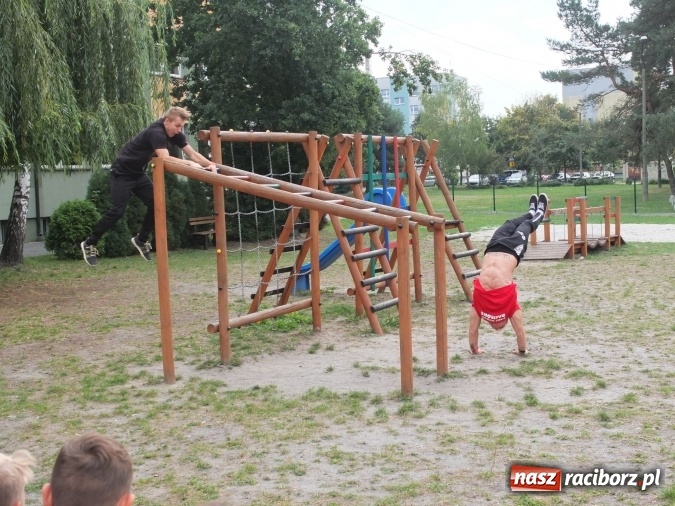 Zdjęcie w galerii na portalu naszraciborz.pl: Młodzież z Kuźni Raciborskiej poznała street workout  wiadomości z regionu