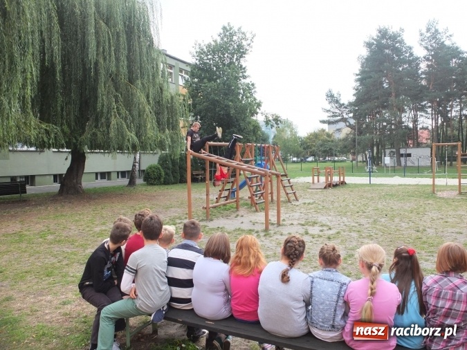 Zdjęcie w galerii na portalu naszraciborz.pl: Młodzież z Kuźni Raciborskiej poznała street workout  wiadomości z regionu