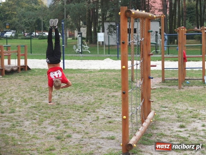Zdjęcie w galerii na portalu naszraciborz.pl: Młodzież z Kuźni Raciborskiej poznała street workout  wiadomości z regionu