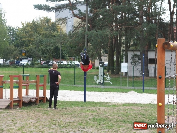 Zdjęcie w galerii na portalu naszraciborz.pl: Młodzież z Kuźni Raciborskiej poznała street workout  wiadomości z regionu