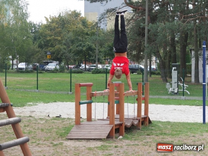 Zdjęcie w galerii na portalu naszraciborz.pl: Młodzież z Kuźni Raciborskiej poznała street workout  wiadomości z regionu