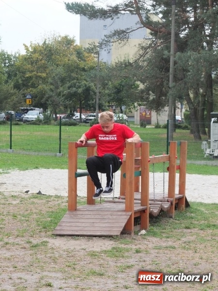 Zdjęcie w galerii na portalu naszraciborz.pl: Młodzież z Kuźni Raciborskiej poznała street workout  wiadomości z regionu