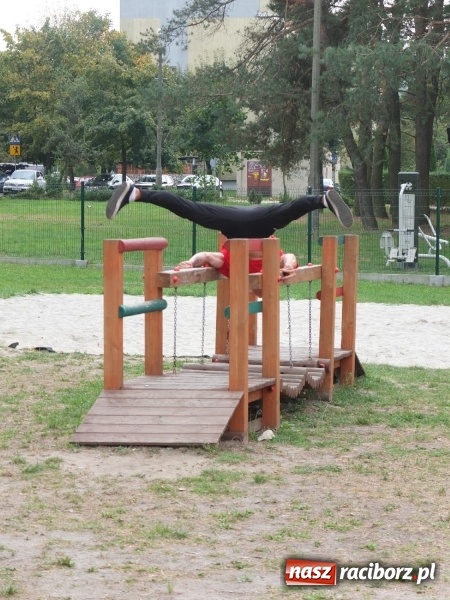 Zdjęcie w galerii na portalu naszraciborz.pl: Młodzież z Kuźni Raciborskiej poznała street workout  wiadomości z regionu