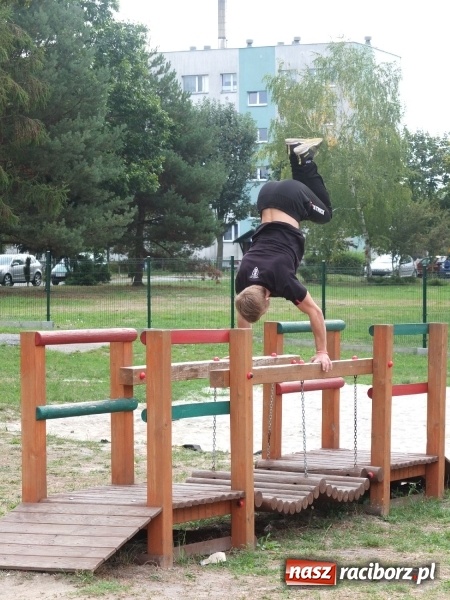 Zdjęcie w galerii na portalu naszraciborz.pl: Młodzież z Kuźni Raciborskiej poznała street workout  wiadomości z regionu